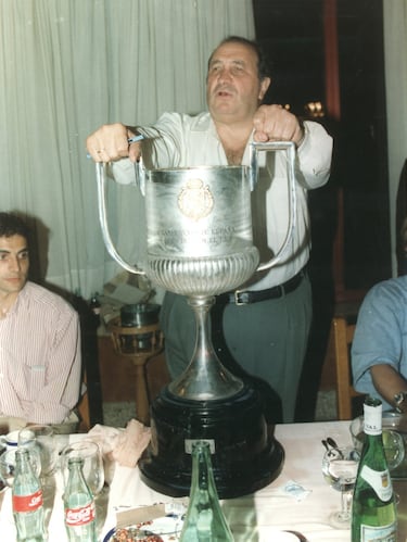 El presidente vivió una de sus mejores noches con el triunfo ante el Real Madrid. Para Gil vencer al equipo madridista siempre fue especial y diferente. Y esa noche disfrutó como pocas veces con la victoria en el Santiago Bernabéu. Fue su segunda Copa y cuando Gil vio levantar la Copa a Futre explotó de alegría.