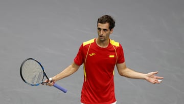 GRAFCVA5722. VALENCIA, 15/09/2023.-.-El jugador de la selección española, Albert Ramos, juega contra el serbio Laslo Djere durante el partido correspondiente al Grupo C del torneo de la Copa Davis que se juega en el Pabellón de la Fuente de San Luis de Valencia. EFE/ Kai Forsterling