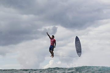 Dicen que hay imágenes que valen más que mil palabras. La captada por Jerome Brouillet, fotógrafo de AFP, que acompaña este texto, directamente te deja sin ellas. En Tahití, a casi quince mil kilómetros de París, la sede del surf en los Juegos Olímpicos, ha visto al brasileño Gabriel Medina (30 años y que fue campeón de Brasil ya a los 11) flotar sobre una ola con el dedo índice levantado en señal de victoria en una imagen espectacular. Como fue la puntuación obtenida por el deportista sudamericano, 9.90 (10, 10, 9.9, 9.8 y 9.8). La mejor nota obtenida en una sola ola desde que este deporte ha entrado en el programa olímpico.