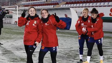 Esther y Eva Navarro, durante el entrenamiento de ayer en Bak&uacute;.