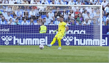 Alfonso Herrero hizo seis paradas al Oviedo.