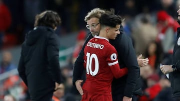 Philippe Coutinho abraza a Juergen Klopp.