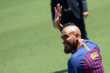 Arturo Vidal waves to fans at Camp Nou during his presentation.