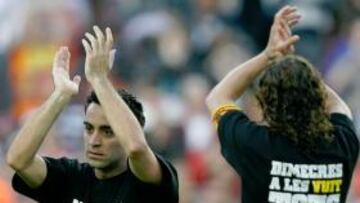 <b>ANTE EL XEREZ. </b>Xavi y Puyol saludan, el pasado sábado, con las camisetas de la remontada.