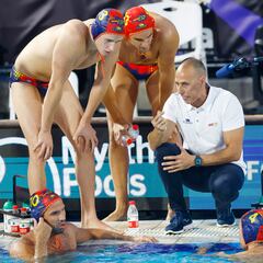 España sufre pero sigue firme ante Holanda