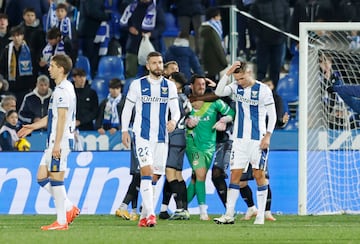 Los jugadores del Legans, abatidos tras perder ante el Rayo. 