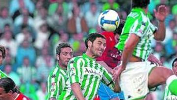 <b>Y MELLI TERMINÓ DE PORTERO. </b>En esta imagen vemos al central de Barbate entre Barkero y Goiría. Acabño de portero tras la expulsión del portugués Ricardo.