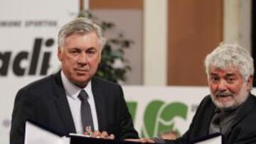 LA PIPA DE BEARZOT. Ancelotti recibió ayer de manos de Marco Galdiolo, presidente de la USAcli, la pipa de bronce de Bearzot.