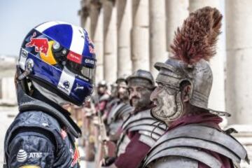 Exhibición del piloto Red Bull Pierre Gasly en las ruinas de Jerash, Jordania.