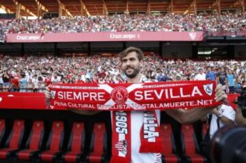 Fernando Llorente en su presentación con el Sevilla.