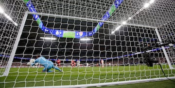 El guardameta del Real Madrid hizo seis paradas, cuatro en el primer cuarto de hora. El portero belga, MVP del partido.