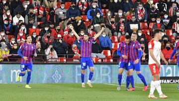 Los jugadores del Eibar, celebrando el 0-1, obra de Edu Expósito.