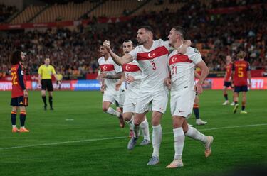 1-1. Denis Gül celebra el primer gol.
