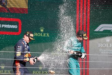 El holandés Max Verstappen de Red Bull Racing y el español Fernando Alonso de Alpine, tras terminar primero y tercero consecutivamente en el podio del Gran Premio de Brasil de Fórmula 1.