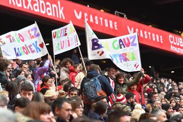 Gran ambiente en el estadio San Mams.