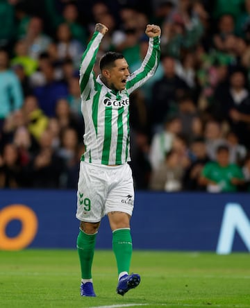 El jugador del Betis, Chimy Ávila, celebra el 1-0 para los andaluces. 
 