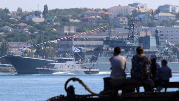 FILE PHOTO: People watch a rehearsal for Russia's Navy Day parade in the Black Sea port of Sevastopol, Crimea July 26, 2019. REUTERS/Alexey Pavlishak/File Photo