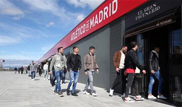 Los jugadores y técnicos del Atlético almorzaron en El Gran Escenario, el nuevo restaurante del Wanda Metropolitano, por iniciativa de Gil Marín.