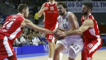 Sergio Llull entra a canasta entre Stefan Jovic y Branko Lazic.