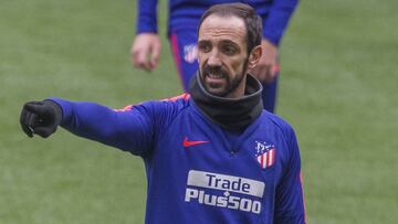 Juanfran no estará ante el Barça por molestias en el gemelo