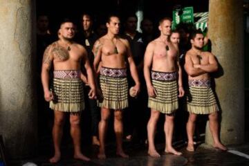 Miembros del Ngati Ranana London Maori Club antes de la haka.