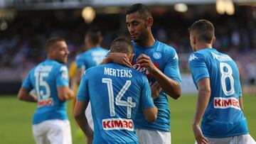 Naples (Italy), 17/09/2017.- Napoli&#039;s midfielder Dries Mertens (C) celebrates with teammates scoring during the Italian Serie A soccer match between SSC Napoli and Benevento at San Paolo stadium in Naples, Italy, 17 September 2017. (N&aacute;poles, Italia) EFE/EPA/CESARE ABBATE