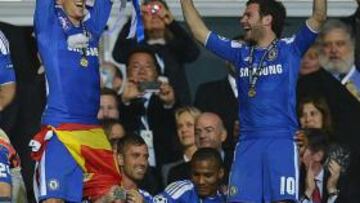 <b>CAMPEONES ESPAÑOLES. </b>Torres, con la Copa, y Mata lo celebran.