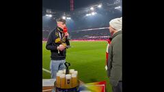 Un árbitro alemán le pide matrimonio a su novio en la cancha: la escena que emociona al mundo