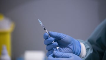 Un sanitario manipula una jeringa con la vacuna de Pfizer / BioNtech contra la Covid-19 en el hospital. En Sevilla (Andalucía, España), a 04 de febrero de 2021.