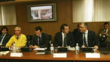 <b>CHARLA DE VECINOS. </b>Barça y Espanyol estuvieron juntos, al lado de Athletic y Recreativo. Faltó Florentino Pérez, al que representó en la cita José Ángel Sánchez.