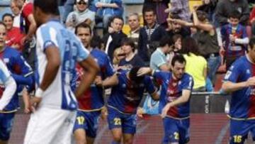 <b>EUFORIA. </b>Los jugadores granotas celebran el segundo tanto ante la mirada atónita del Málaga.