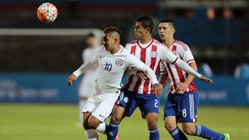 QUI25. RIOBAMBA (ECUADOR) 24/01/2017.- Rodi David Ferreira (c) de Paraguay disputa un bal&oacute;n con Jeisson Vargas (i) de Chile hoy martes 24 enero de 2017, durante el encuentro por el Sudamericano Sub 20 Ecuador 2017 en Riobamba (Ecuador). EFE/Jos&eacute; J&aacute;come