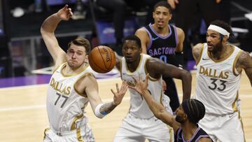 Luka Doncic lucha por el balón con Maurice Harkless durante el Sacramento Kings-Dallas Mavericks.