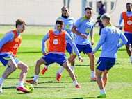 Pedri, en el entrenamiento de este sábado junto a Tommy Marqués y Olmo