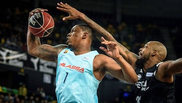 Kevin Seraphin lanza ante la defensa de Mickell Gladness durante el partido que enfrentó al Bilbao Basket y el Barcelona Lassa.