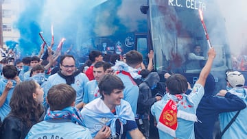 La afición del Celta recibió al autobús del equipo a su llegada a Balaídos antes del partido contra el Rayo.
