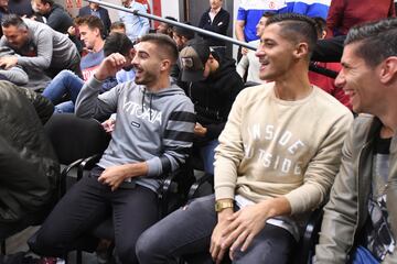 Los jugadores y directiva de la Cultural Leonesa celebrando el emparejamiento para dieciseisavos de la Copa del Rey con el Barcelona 