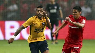 Augusto pelea un bal&oacute;n en el centro del campo en el Toluca-Atleti de su vuelta.