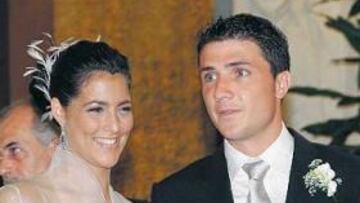 <b>¡GUAPOS, GUAPOS!. </b>Éste fue el grito que las decenas de curiosos congregados en la calle lanzaron al matrimonio. Sus rostros lo dicen todo: ¿quién era más feliz, Ángel o Rocío? Los dos, y muchísimo.