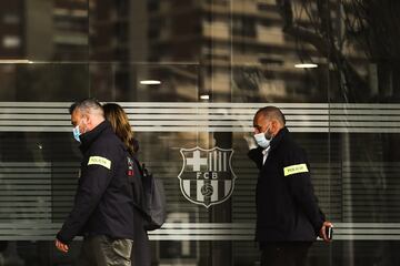 Los Mossos d'Esquadra están registrando las oficinas del FC Barcelona por orden de la Juez en el marco de la investigación del 'Barçagate'.