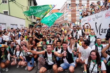  Ambiente festivo en el desfile folclórico previo al comienzo de la prueba del Descenso Internacional del Sella de piragüismo en Arriondas (Asturias).
