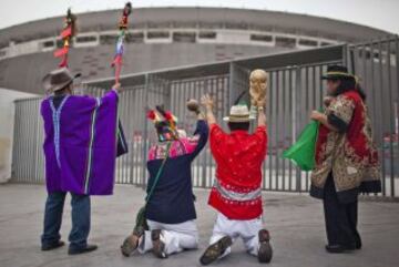 Chamanes peruanos realizan rituales al lado del Estadio Nacional de Lima. 