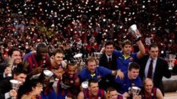 <b>APOTEOSIS AZULGRANA. </b>Los jugadores y el cuerpo técnico del Regal Barça posan con el trofeo de campeón de la Euroliga, en manos de su capitán, Roger Grimau.