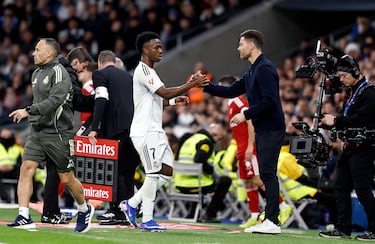 Pasaban los 84 minutos de encuentro cuando el jugador brasileño del Real Madrid fue sustituido en reemplazo de Gonzalo. La grada del Bernabéu la emprendió contra él. Durante su caminata hacia el banquillo, una que protagonizó sin hacer gestos. Serio, casi al margen de lo que estaba sucediendo; aunque eso era imposible. Hubo pitada. Y fue como ninguna.