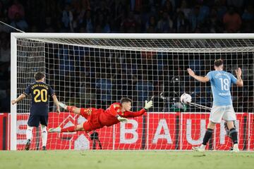 Kepa vuela para intentar detener un disparo.