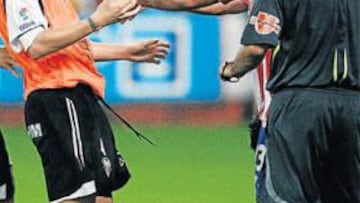 <b>CONFLICTO. </b>Barral empuja a un desafiante Cañas en presencia de Herráez Prieto.