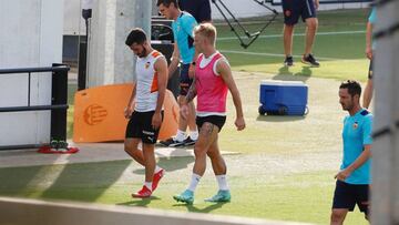 Daniel Wass junto a Gay&agrave;, en el entrenamiento de esta tarde.