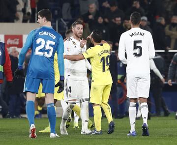 Sergio Ramos y Santi Cazorla al final del partido.