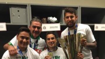 El portero de la selecci&oacute;n mexicana celebra junto a sus compa&ntilde;eros el campeonato de la Copa Oro.