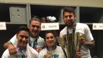 El portero de la selección mexicana celebra junto a sus compañeros el campeonato de la Copa Oro.